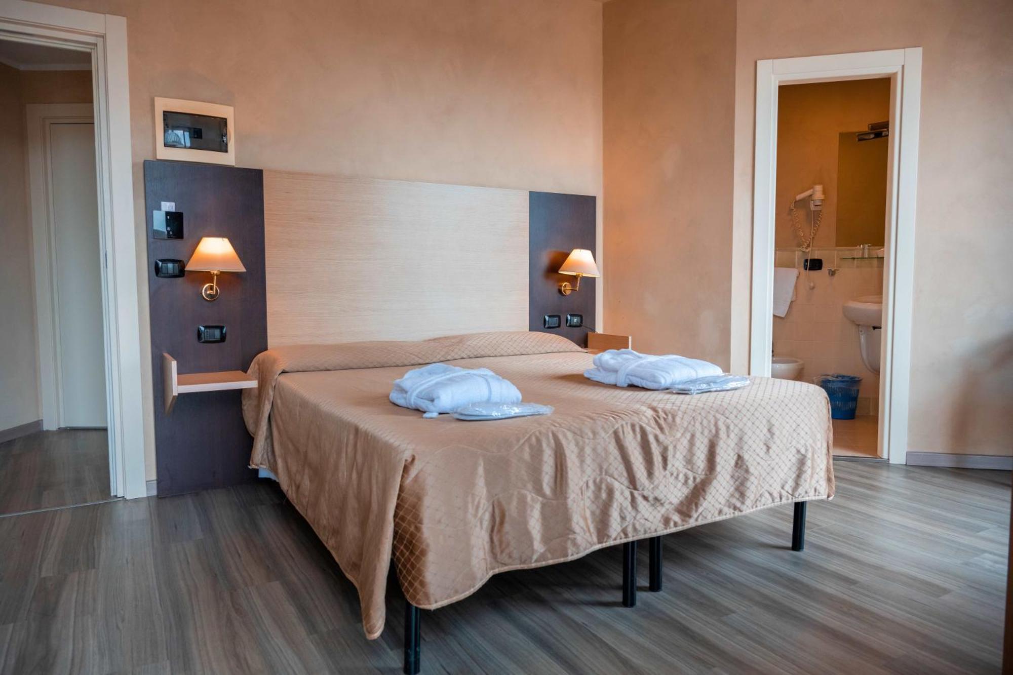 Hotel Terme Pellegrini มอนเตกาตินี แตร์เม ภายนอก รูปภาพ